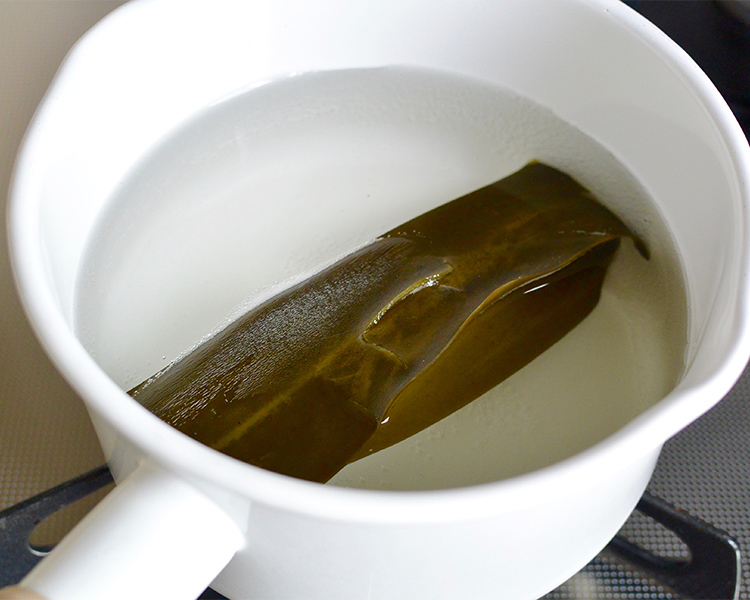 昆布を水に浸す