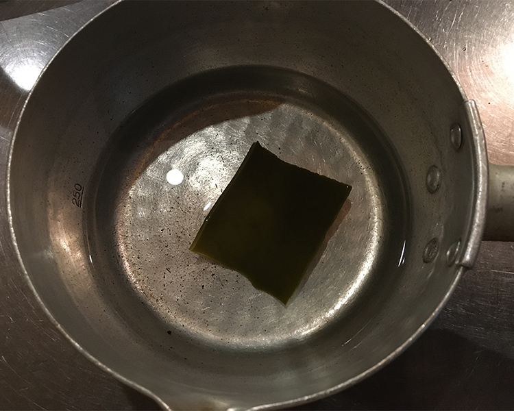 Presoak 2g (2 inches square) dried kelp in a pot of 200g of water.