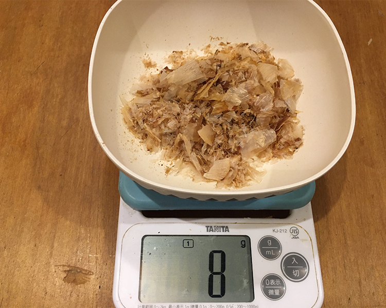 Weigh ingredient (8g Bonito flakes) 